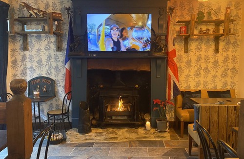 Bellac Bed & Breakfast | Double Deluxe Room - Large with seating area (Room 1)