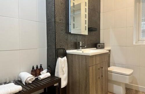 Penarth House | Double Ensuite Ground Floor Easy to Cardiff