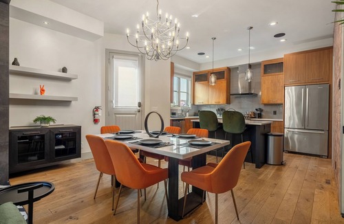 Kensington House | *Double King Beds* Spacious| Cozy and Fun| Steps from Downtown