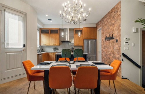 Kensington House | *Double King Beds* Spacious| Cozy and Fun| Steps from Downtown