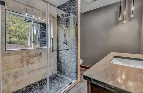 Kickapoo House | Driftless Cabin Getaway / HOT TUB / Sleeps 15