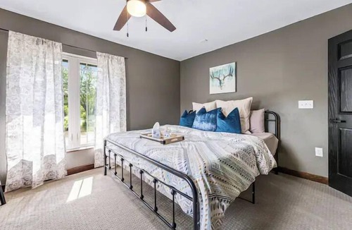 Kickapoo House | Driftless Cabin Getaway / HOT TUB / Sleeps 15