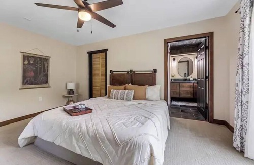 Kickapoo House | Driftless Cabin Getaway / HOT TUB / Sleeps 15