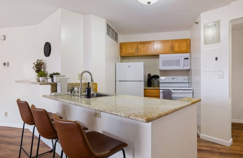 Downtown Honolulu Apartment | EC15 Chic Downtown Honolulu Retreat – Free Parking