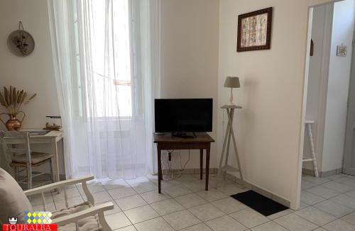 Aubeterre-sur-Dronne Apartment | Echoppe Ancienne Boutique de cordonnier avec jardin privé
