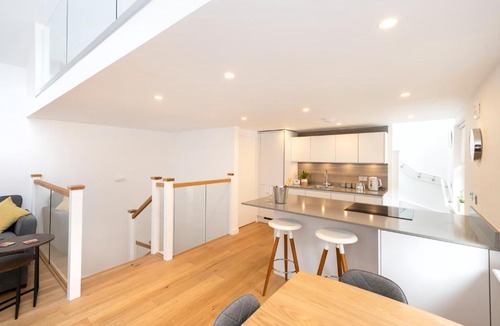 Leith Apartment | Edinburgh Modern 3-Storey 3-Bedroom City Apartment
