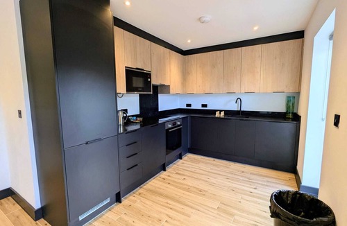 North Finchley Apartment | Elegant 2 bed flat with balcony in London