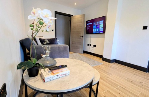 North Finchley Apartment | Elegant 2 bed flat with balcony in London