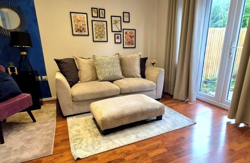 Oadby House | Elegant 2-Bed Home - Prime City Centre Location