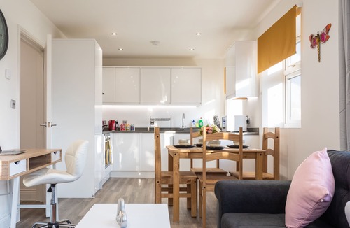 Hatfield Apartment | Elegant 2 Bed Room Luxury Apartment in Hatfield