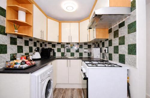 Watford Apartment | Elegant Flat 2 Min Walk to Watford Junction