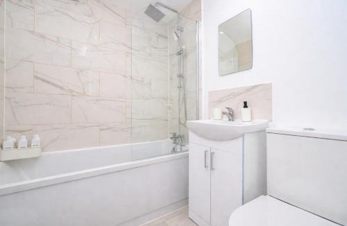 Watford Apartment | Elegant Flat 2 Min Walk to Watford Junction