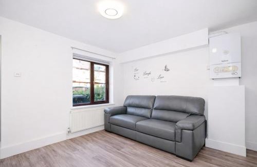 Watford Apartment | Elegant Flat 2 Min Walk to Watford Junction