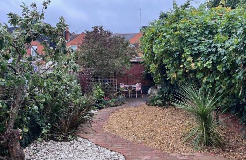 Earley House | Elegant Reading Haven: 2BD Period Charm & Garden