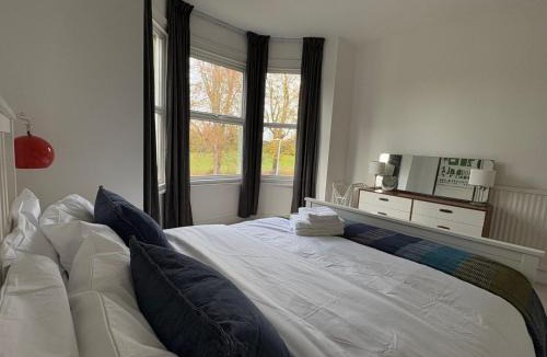 Earley House | Elegant Reading Haven: 2BD Period Charm & Garden
