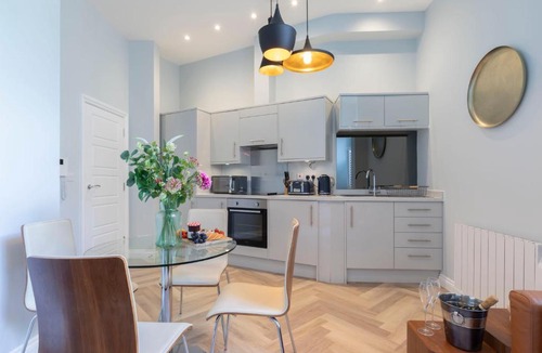 Cheltenham Apartment | Elliot Oliver - Stylish 2 Bedroom Town Centre Apartment