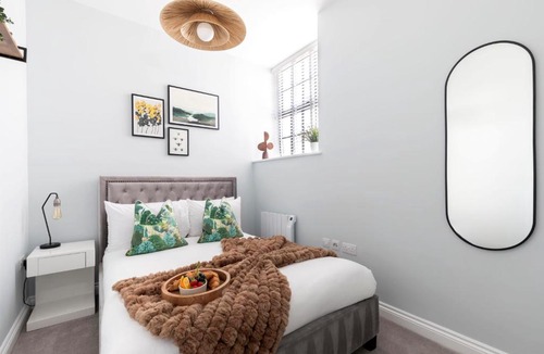 Cheltenham Apartment | Elliot Oliver - Stylish 2 Bedroom Town Centre Apartment