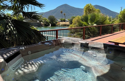 Clearlake House | Enchanting 4-bedroom Lakefront House in "Pirate's Cove"