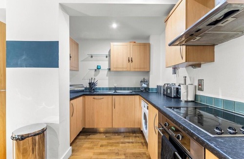 Bristol Floating Harbour Apartment | Enchanting Bristol Abode -Sleeps 6 with Balcony!