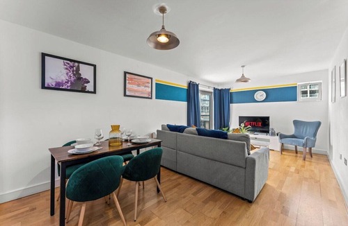 Bristol Floating Harbour Apartment | Enchanting Bristol Abode -Sleeps 6 with Balcony!