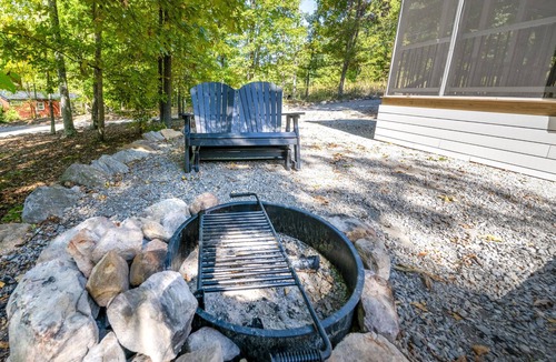 Singers Glen Cottage | Endless Caverns Deluxe Cabin - Pet Friendly! - Family Adventures Await At Endless Caverns Resort