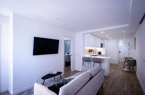 Castillejos Apartment | Este acogedor apartamento de 62 m² en Valdeacederas, Madrid, se encuentra en el décimo piso de un edificio residencial con ascensor. Totalmente equipado para largas estancias, cuenta con una habitación de matrimonio, baño completo y una terraza.