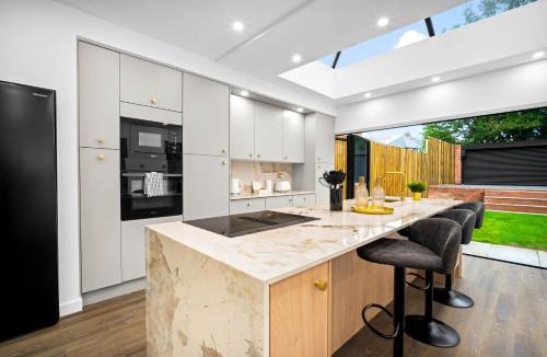 Cradley House | Exceptional 4 Bedroom House - Garden - Netflix - Parking 154R