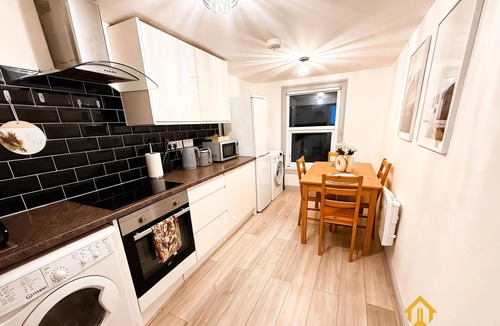 Reading City Centre House | Exclusive 2 bedroom House in the Heart of Reading!