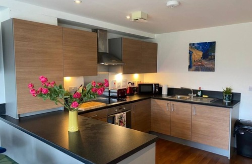 Cambridge Apartment | Exclusive Contemporary Apartment with Balcony & Free Parking