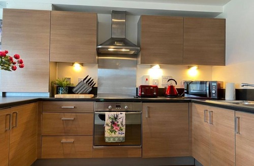 Cambridge Apartment | Exclusive Contemporary Apartment with Balcony & Free Parking