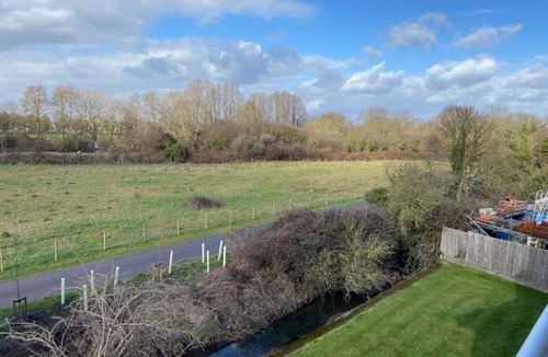 Cambridge Apartment | Exclusive Contemporary Apartment with Balcony & Free Parking