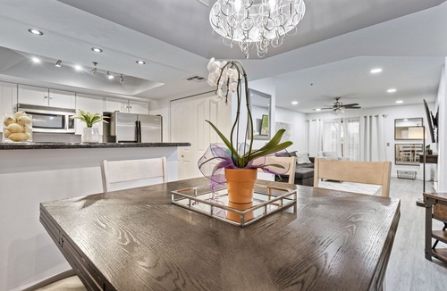 Camelback East Condo | Executive 2 Bdrm Condo in the Heart of Biltmore!