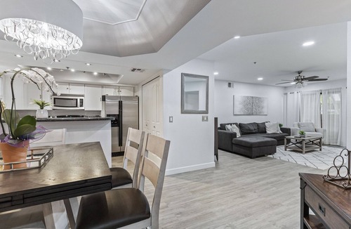 Camelback East Condo | Executive 2 Bdrm Condo in the Heart of Biltmore!