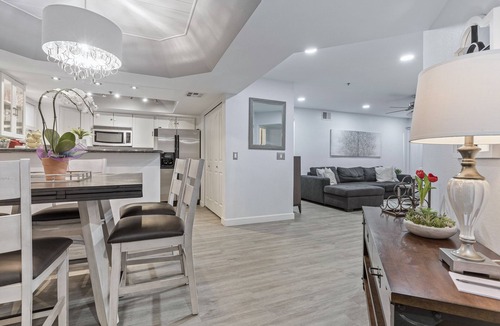 Camelback East Condo | Executive 2 Bdrm Condo in the Heart of Biltmore!