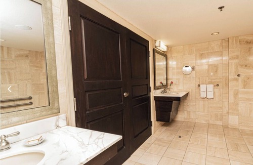 Downtown Reno Hotel | EXECUTIVE LUXURY SUITE in Reno with WiFi, AC