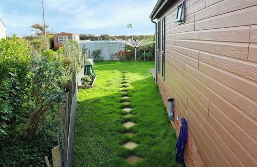 Hasguard Cross Cottage | Experience Coastal delight at Little Haven Retreat.