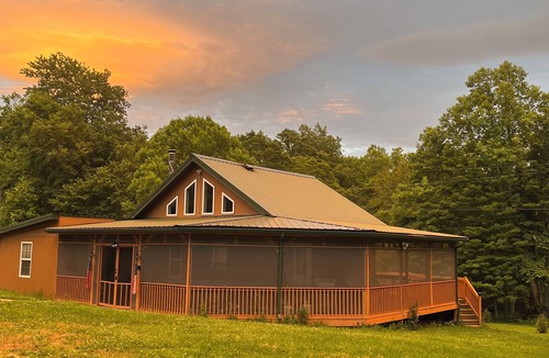 Allegheny Mountains Cabin | Experience Seneca Rocks in a cozy 4-bedroom cabin HOT TUB, POOL TABLE, FOOSBALL.