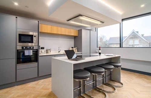 Penarth Condo | Exquisite 2 Bed Duplex Apt | Secure Parking |