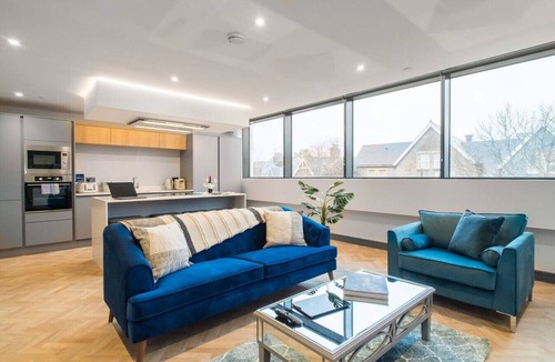 Penarth Condo | Exquisite 2 Bed Duplex Apt | Secure Parking |