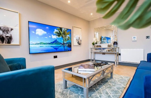 Penarth Condo | Exquisite 2 Bed Duplex Apt | Secure Parking |