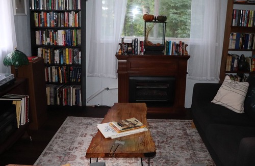 Broadway Cabin | Extensive book libary and place to disconnect!