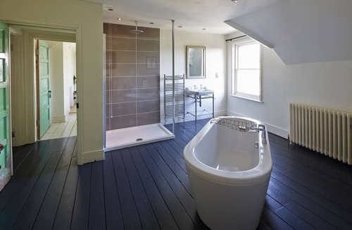 Hastings Apartment | Extremely spacious loft located in the vibrant America Ground close to the beach