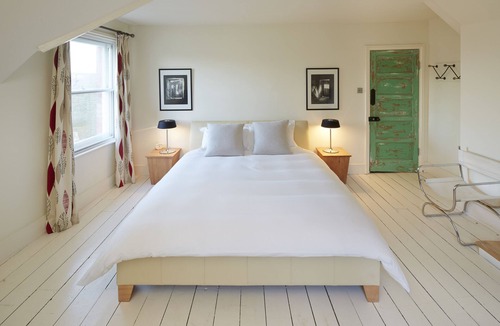 Hastings Apartment | Extremely spacious loft located in the vibrant America Ground close to the beach