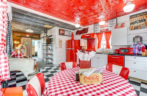 Llano House | Fifties Diner-Style Llano Home w/Shared Fire Pit