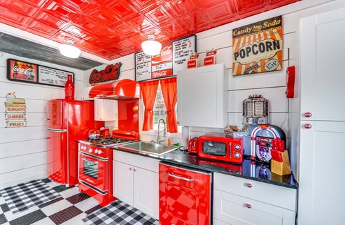 Llano House | Fifties Diner-Style Llano Home w/Shared Fire Pit