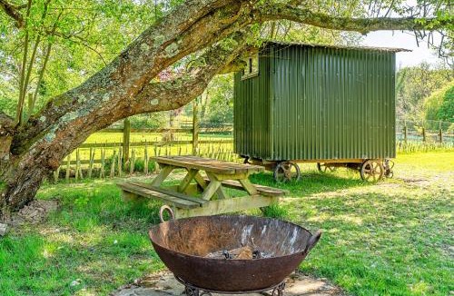 Romsey Ski Chalet | Finest Retreats- Shepherds Hut at Hilltop Farm