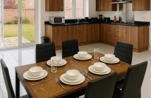 Leavesden House | Flexistay hub at Watford (Double Room with Private Bathroom)
