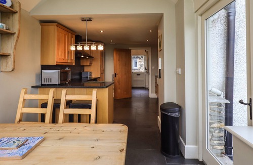 Kendal Cottage | FOXDENE COTTAGE, pet friendly, with hot tub in Underbarrow