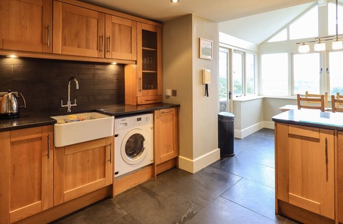 Kendal Cottage | FOXDENE COTTAGE, pet friendly, with hot tub in Underbarrow