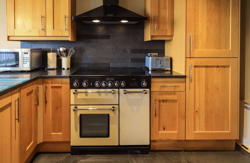 Kendal Cottage | FOXDENE COTTAGE, pet friendly, with hot tub in Underbarrow